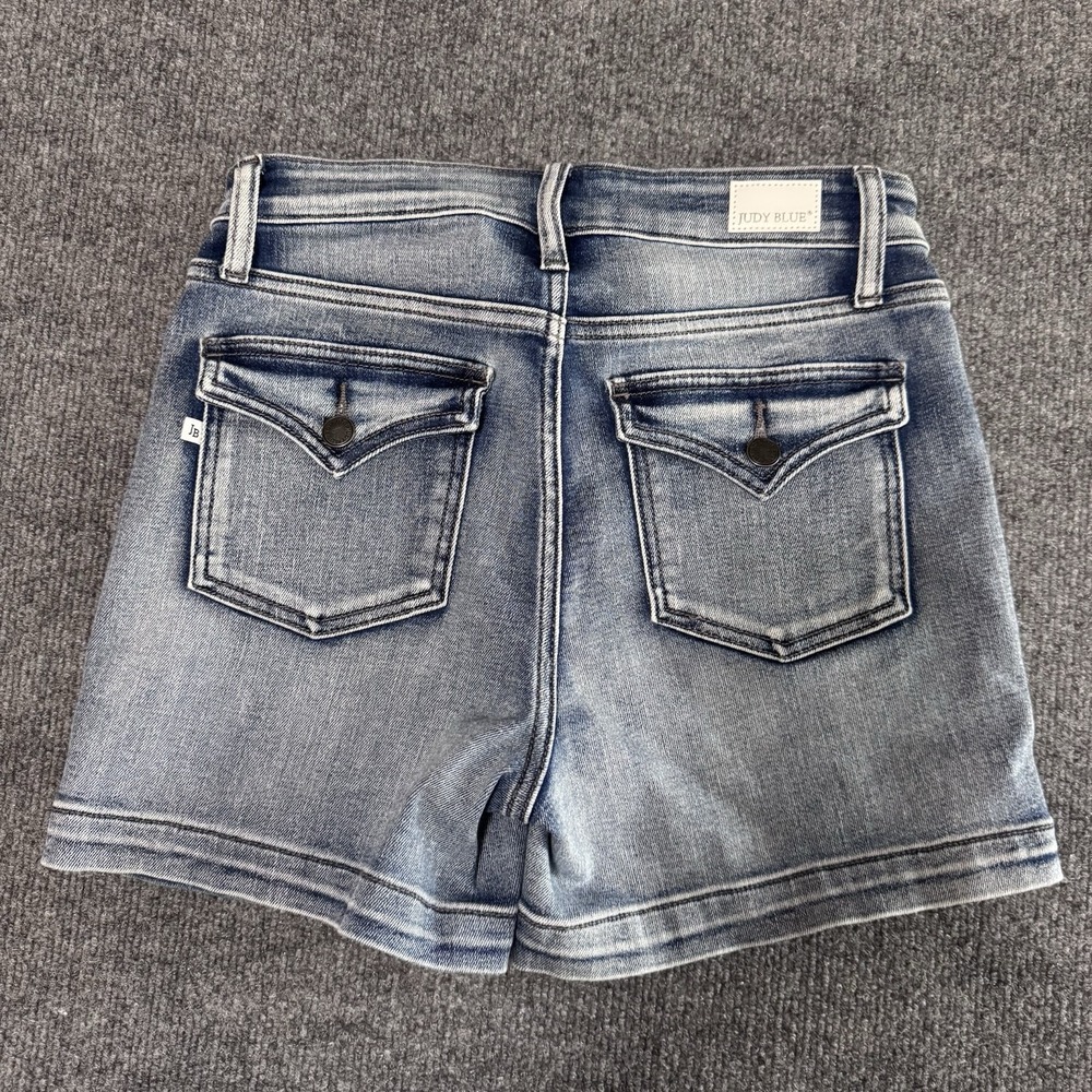 Judy Blue Med Wash Blue Denim Shorts Women's Size M Regular Fit Back Flap Pocket - Picture 2 of 6